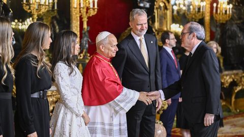 El defensor del pueblo, �ngel Gabilondo, saluda al papa Le�n XIV durante su visita a Espa�a el pasado junio