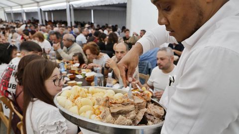 El menú estaba compuesto por varios platos elaborados con carne de Montederramo.