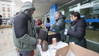 Las raciones de ternera se sirvieron ante el multiusos de la Xunta en Lugo este martes