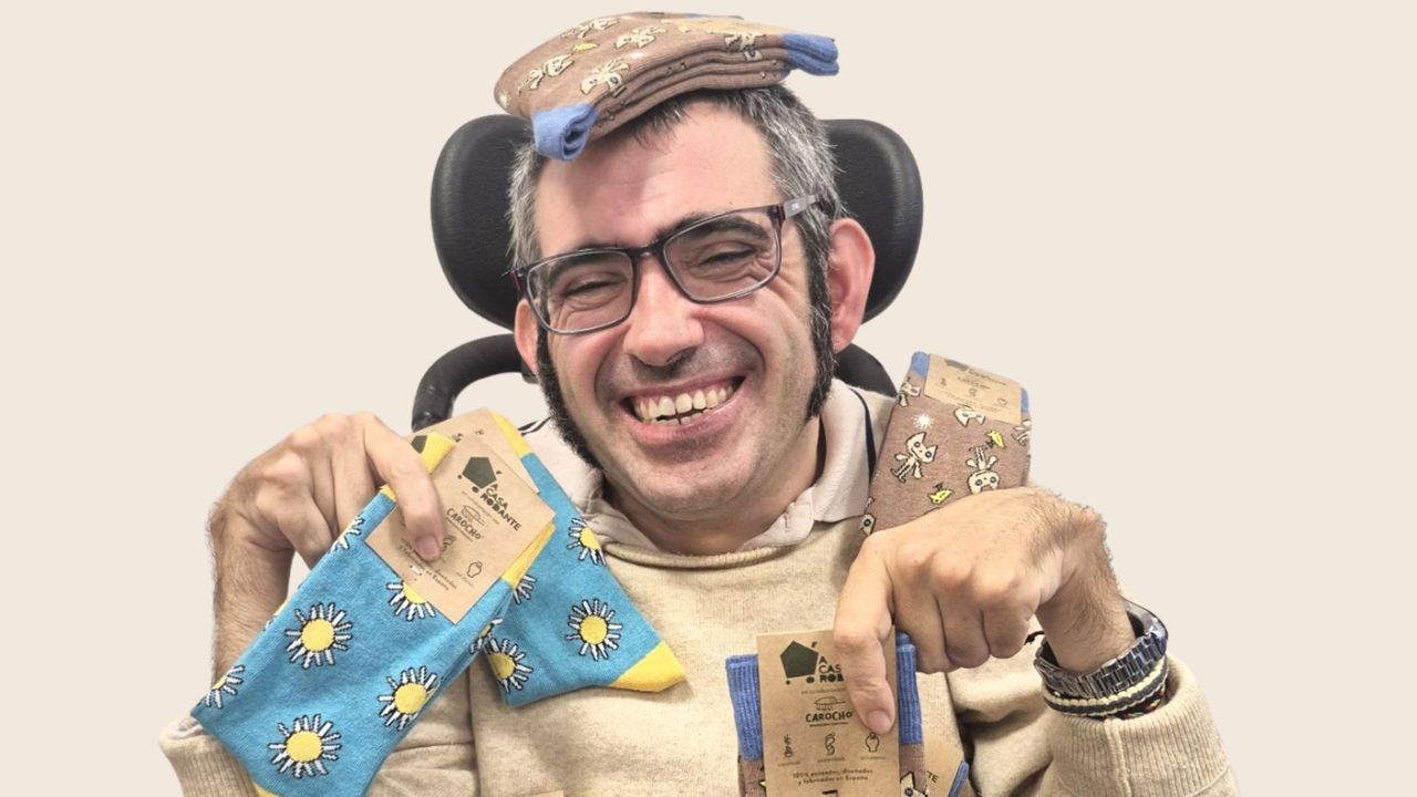 Nacho, con parálisis cerebral, lanza su colección de calcetines con mucho «buen rollo»