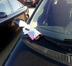 Cinco firmas se publicitaron en los coches aparcados en A Lanzada. 
