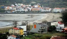 Vista de la playa y la villa cedeiresa, en una imagen de archivo. 