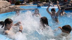 En el primer d�a de apertura del parque acu�tico de Cerceda, los protagonistas fueron los ni�os y las ni�as de los colegios.