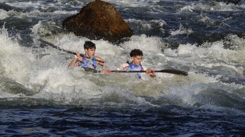 Fiesta de la piragua en el Sil.M�s de trescientos participantes y numerosos p�blico disfrutaron del descenso internacional