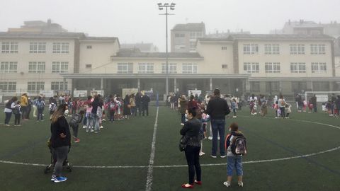 El el CEIP As Mercedes los nios accedieron al centro a travs del campo de ftbol anexo