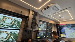 Un agente en el interior de una de los veh�culos de RadioSpectrum