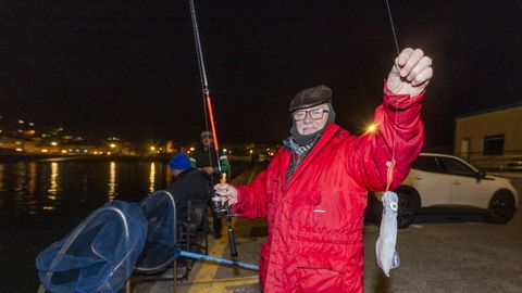 Pescadores deportivos (en la foto, en el puerto de Laxe) creen que se les complica la afici&oacute;n.