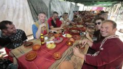 Las comidas en grupos en calles y plazas de Pontevedra son uno de los distintivos de la Feira Franca