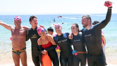 Llegada de participantes en la traves�a a nado  Arousaman que nadan por el da�o cerebral adquirido DCA