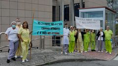 La caravana de protesta hizo una parada en la residencia de la tercera edad Torrente Ballester de A Corua, donde el personal se sum a la protesta con diferentes pancartas. 