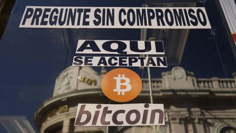 Imagen de archivo de un negocio en el que se anuncia que se acepta el pago con bitcoin.