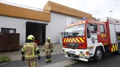 Los bomberos, ante el tostadero de caf� en el que intervinieron