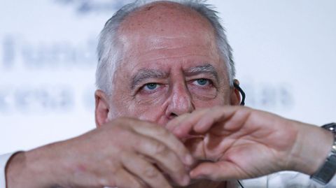 El polifac�tico creador sudafricano William Kentridge (i), conocido por sus dibujos, pinturas, grabados, 'collages', esculturas y fotograf�as, y galardonado con el Premio Princesa de Asturias de las Artes 2017, durante la rueda de prensa ofrecida hoy en Oviedo.