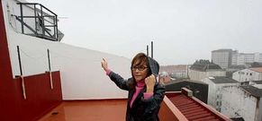La antena se encontraba muy cerca de la terraza de Fini Manso, que se�ala donde estaba.