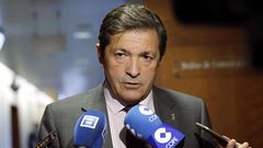 El presidente del Principado, Javier Fern�ndez, atiende a los medios de comunicaci�n tras finalizar la tercera jornada del debate de orientaci�n pol�tica general que se celebr� en la Junta General del Principado.