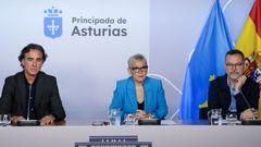 La consejera de Salud, Concepción Saavedra (c), presenta en rueda de prensa la actualización del Código Ictus, acompañada del neurólogo Sergio Calleja (d), miembro del comité institucional que realizó la actualización de la Estrategia en Ictus del Sistema Nacional de Salud