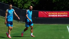 Borja Iglesias, con Mikel Merino, en el entrenamiento de la selecci�n.