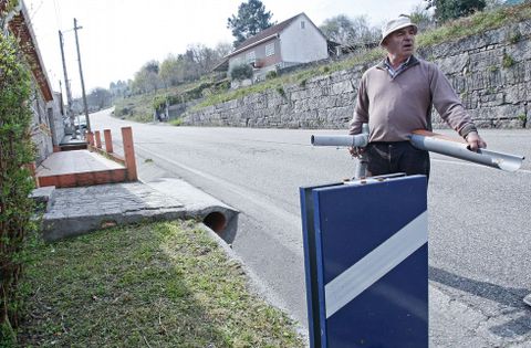 El cierre de la casa de Manuel Lubi�n ha recibido el impacto de cinco coches. 