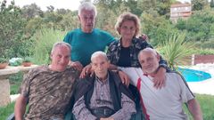 Pepe, Milocho, Elisa y Carlos rodean a su padre Benito, que cumple de 100 a�os