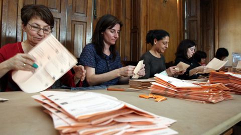 Recuento de votos de la emigraci&oacute;n en la Audiencia de Pontevedra