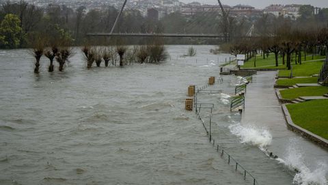 Crecida del r�o Mi�o a su paso por Ourense, debido a las lluvias.