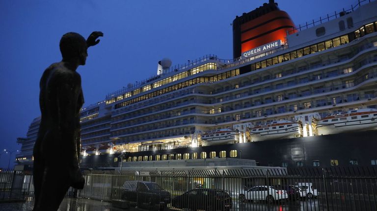 A Corua saluda a su primer crucero del 2025: el Queen Anne