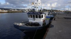 El Praia Maior, en el muelle coru��s de Oza, adonde fue remolcado tras los problemas mec�nicos
