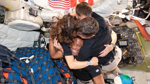 Abrazo entre los tripulantes, que este viernes amerizar�n en la costa de San Diego, en Estados Unidos