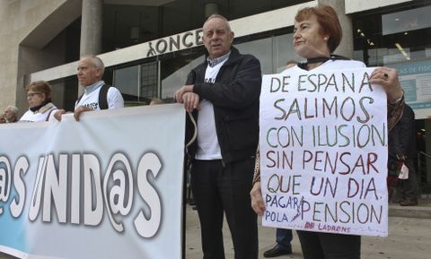 La plataforma de A Coru�a se present� con una concentraci�n en el obelisco. 