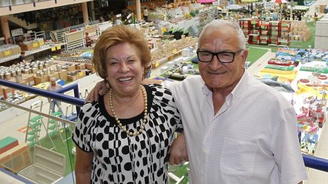 Santiago Albarr�n, con su esposa, Carmen Segade, en junio del 2017 en la nave de Pl�sticos Santi pocas semanas antes del cierre del establecimiento