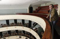 Losa, en el gallinero del Principal, en donde sorteaba su minor�a de edad. 