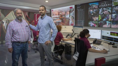 Manu Rial dirige desde el 2016 la firma Seguridade A1, que su padre Manolo Rial (junto a l en la foto) fund en 1981 en Santiago. Fue hace 5 aos cuando concentraron en Boisaca sus servicios, como el de la central receptora de alarmas. 