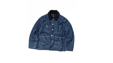 Karl Templer x Zara Chaqueta de Granja Reversible por el 50 Aniversario. Chaqueta de granja reversible de mezclilla y manta basada en un arquetipo de los años 50, disponible en tallas para adultos y niños. Un lado está revestido de mezclilla índigo clásica con bolsillos de parche y botones metálicos grabados conmemorativos del 50 aniversario de Zara; el otro lado está forrado con lana de cuadros de tejido rico y suave. La silueta es cuadrada e inspirada en la ropa de trabajo, con cuello de pana y costuras reforzadas en toda la prenda. Cada pieza se entrega en un sobre de tela a juego confeccionado con la misma mezclilla que la chaqueta. Diseñada para el uso diario y construida para durar.
