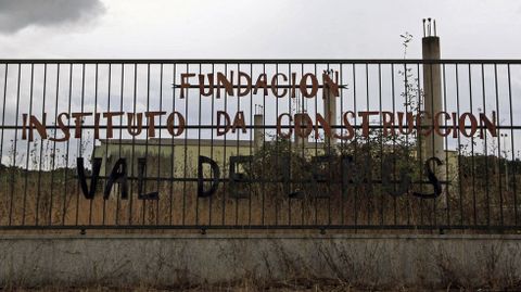 Tras el letrero, el esqueleto de edificio en el que hacan las prcticas los participantes en los cursos para trabajadores de la construccin