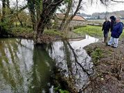 De izquierda a derecha, las im�genes de la restauraci�n del molino, inaugurado en el 2011 y, en la foto de la derecha, la balsa de agua que le afecta ahora.