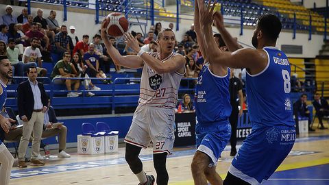 Pecikevicius, buscando hueco para una asistencia.