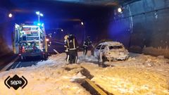 Intervenci�n de los bomberos ante el incendio de un coche en el Negr�n