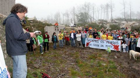 Marcha contra la cantera en los Penedos de Pasarela y Traba, en junio del 2006. A la izquierda, el escritor Manuel Rivas