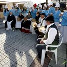 Actuaci�n ayer por la ma�ana para animar el mercado focense.