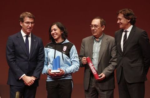 Representantes del Clube Balonmn Mecalia Atltico Guards recogen el premio al mejor equipo femenino