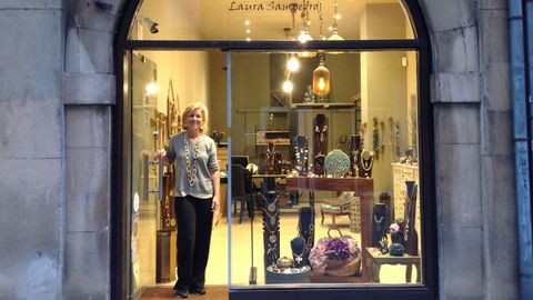 Laura Sampedro, junto al escaparate de su establecimiento