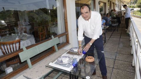 Manuel Casal, en la terraza que dispone el restaurante con vistas a la ra de Betanzos.