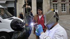 Jandro, en el centro de la imagen, delante de su escultura en la calle del Pr�ncipe, que fue reparada varias veces 