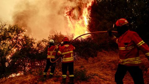 El incendio en Aldeia de Piodao, en Arganil, lleva cinco das activo