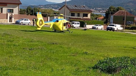 El helic�ptero, antes de evacuar al herido.