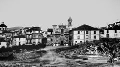 La foto, de 1880, muestra la iglesia de San Jorge, cuya torre izquierda se termin� en 1906; a su izquierda, el convento de San Agust�n, sede provisional del Ayuntamiento y el juzgado, y en primer t�rmino, el desmonte del terreno para construir el palacio municipal, inaugurado 38 a�os despu�s