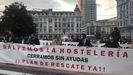 Manifestacin en la plaza de la Escandalera en contra de las medidas restrictivas del Gobierno de Asturias