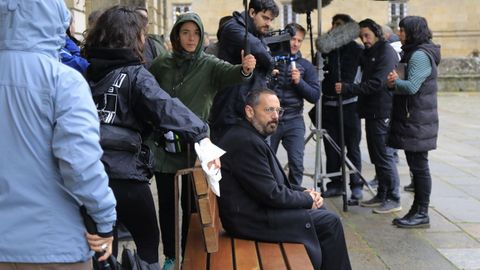 Pepón Nieto (sentado en el banco), durante el rodaje de la segunda temporada de «Los enviados» en Santiago.