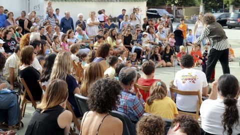 La compañía de títeres Alakrán se acercó al barrio de Caranza para representar el espectáculo Pekeno Kabaret de Tolos