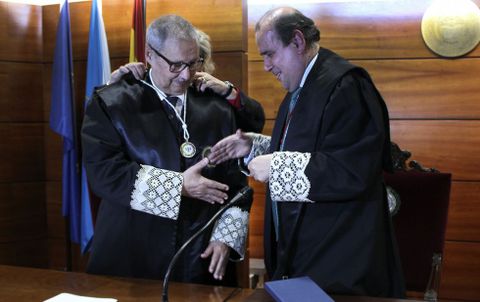 Antonio Platas recibió la medalla de manos del decano del colegio, Augusto Pérez-Cepeda.